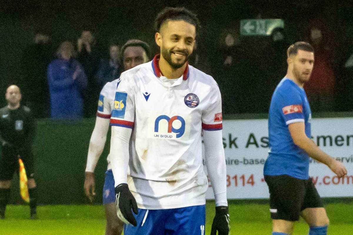 Jogador português afastado de emblema britânico depois de altercado violento com colega durante partida