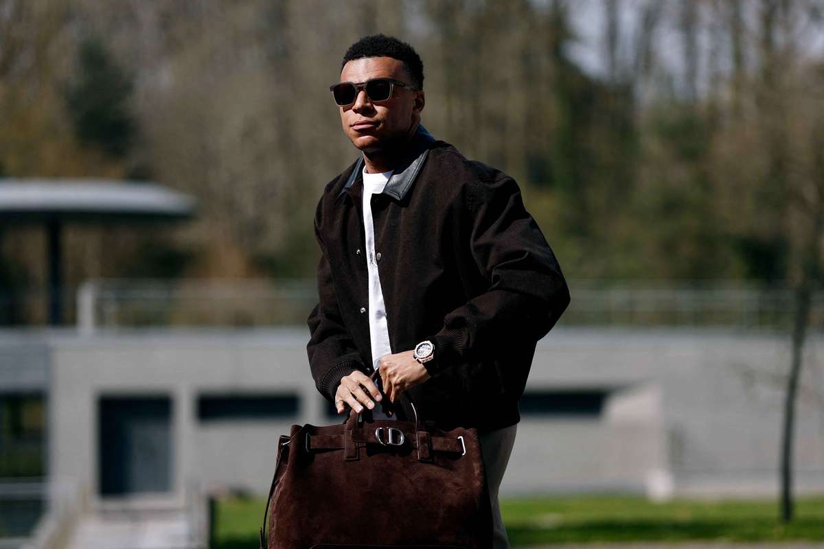 Profissionais de saúde do Real Madrid analisaram o joelho incorrecto de Mbappé
