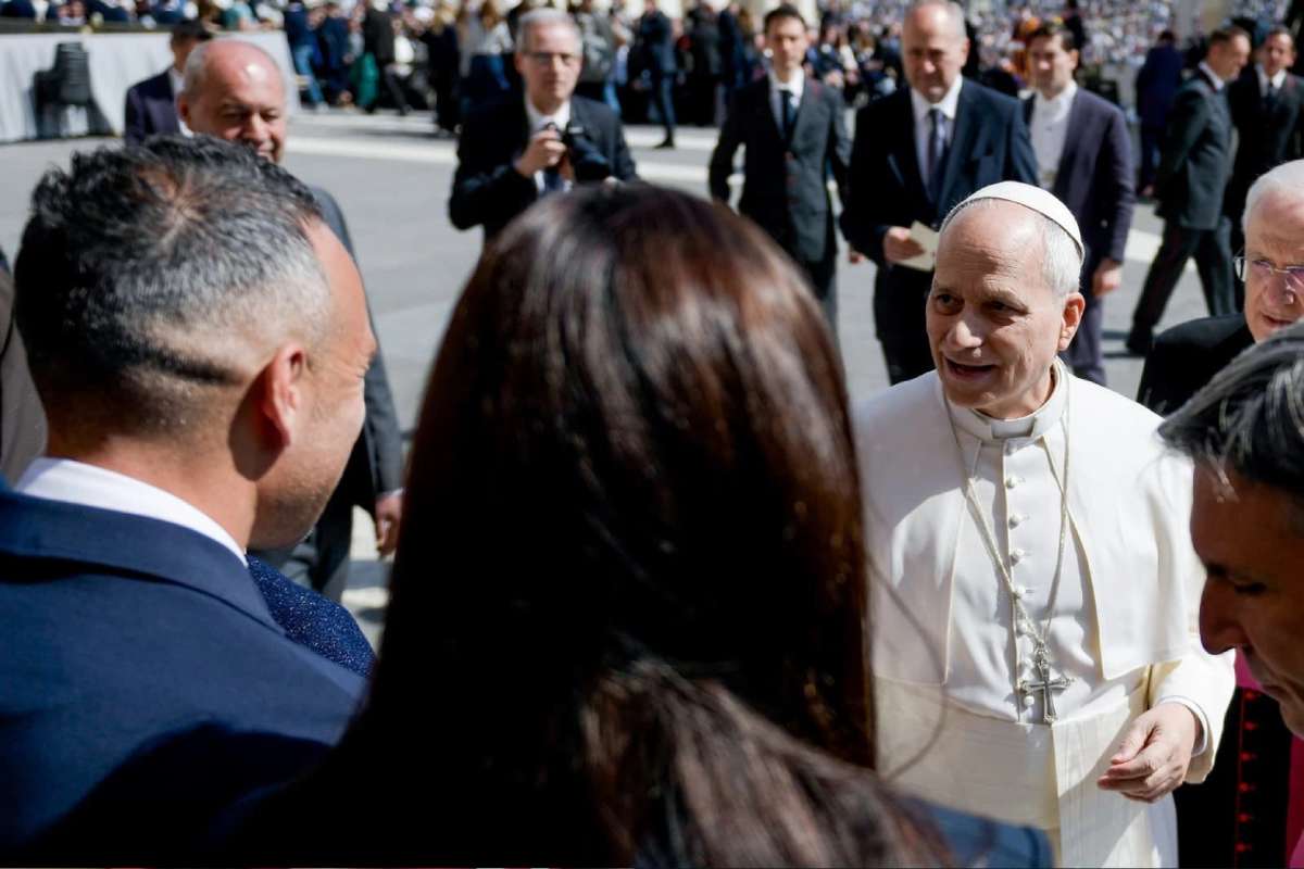 Santi Cazorla junto al equipo del Oviedo con el Papa León XIV en el Vaticano