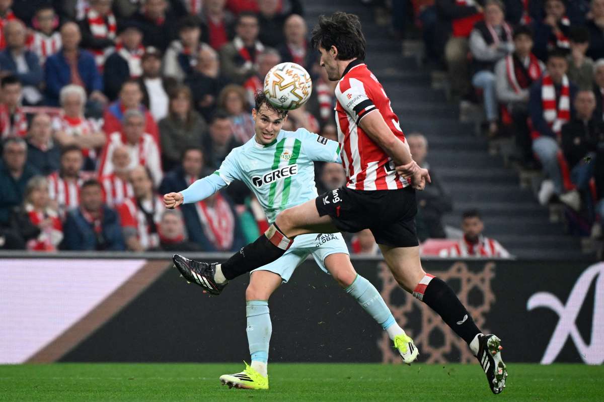 El defensa del Betis Ángel Ortiz padece una subluxación anterior en el hombro derecho