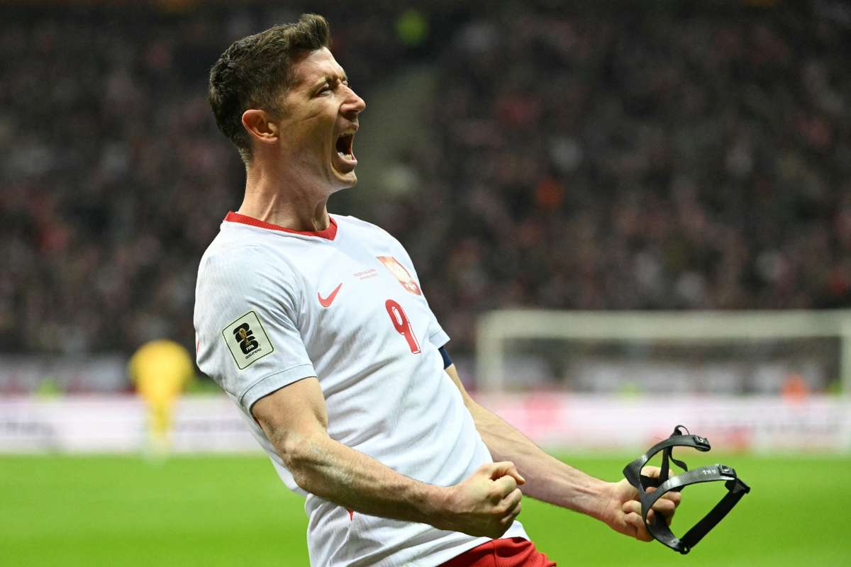 Polónia derruba Albânia no fim e segue à final da repescagem europeia para o Mundial