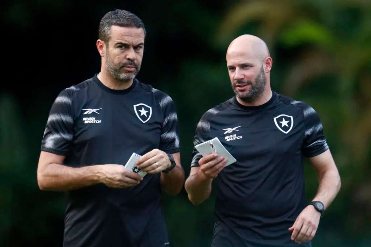 Botafogo inicia negociações com antigo adjunto de Artur Jorge para suceder Anselmi