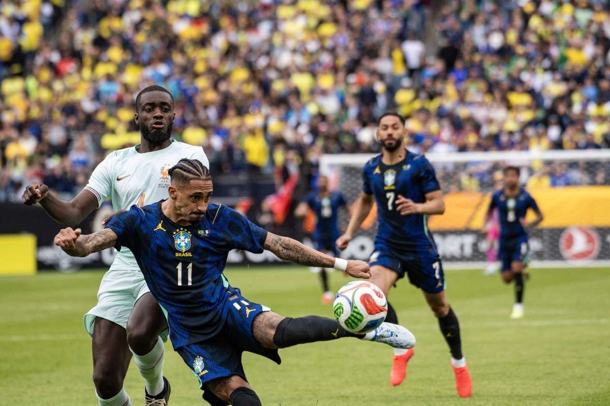 Raphinha padece una lesión muscular en el muslo y se despide casi de la eliminatoria frente al Atlético