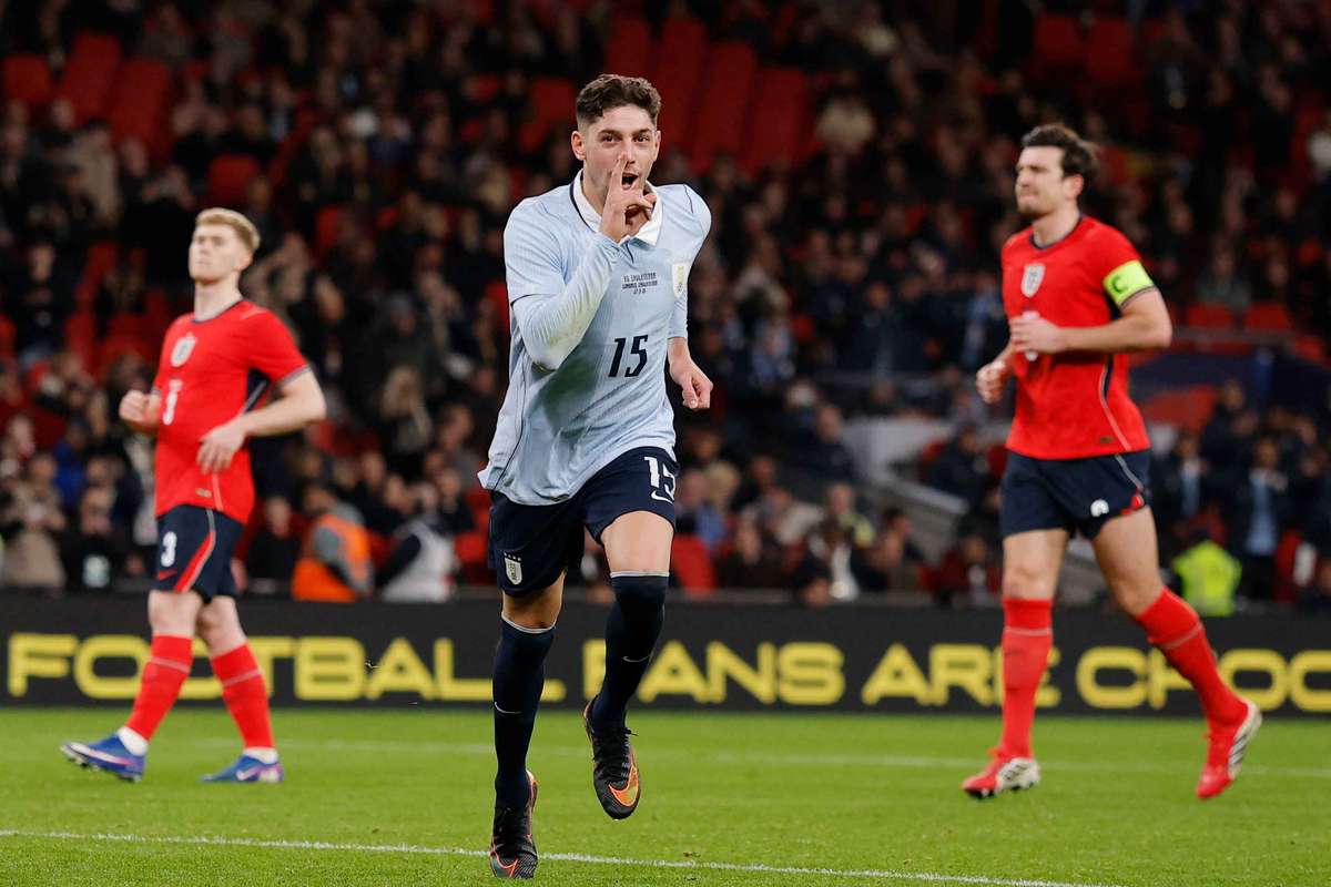 Penálti no final salva o Uruguai em Inglaterra (1-1)