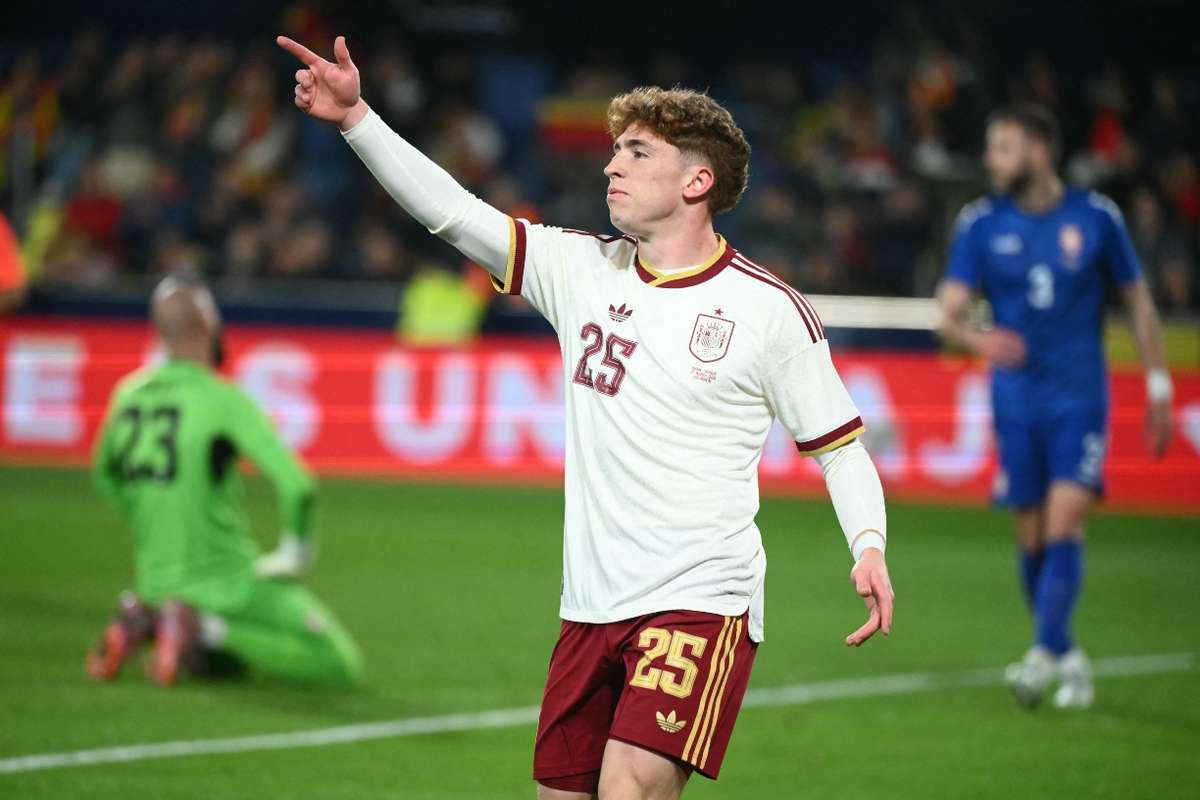 Víctor Muñoz estrena su maillot con España logrando un gran galardón