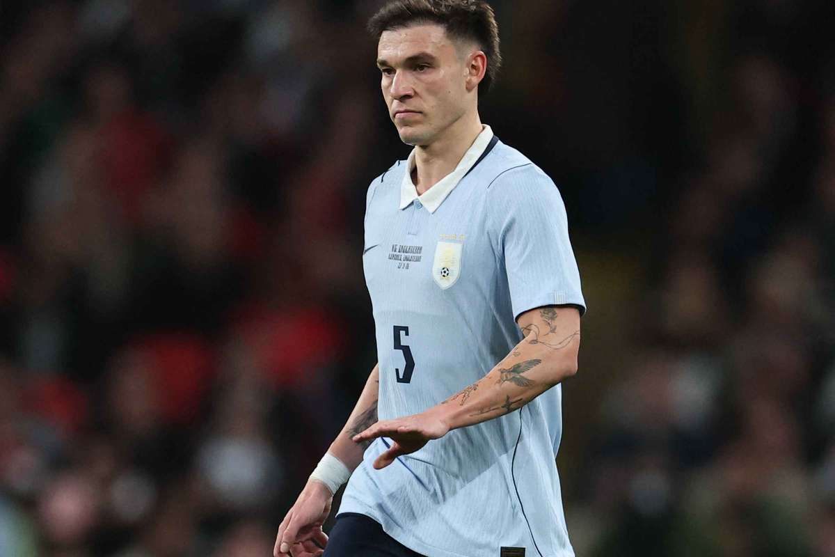 Mundial 2026 Ugarte recebeu dois cartoes amarelos em Wembley mas evitou expulsao pelas novas normas