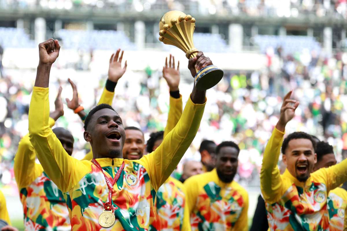 Senegal muestra la copa africana antes de derrotar a Perú en París