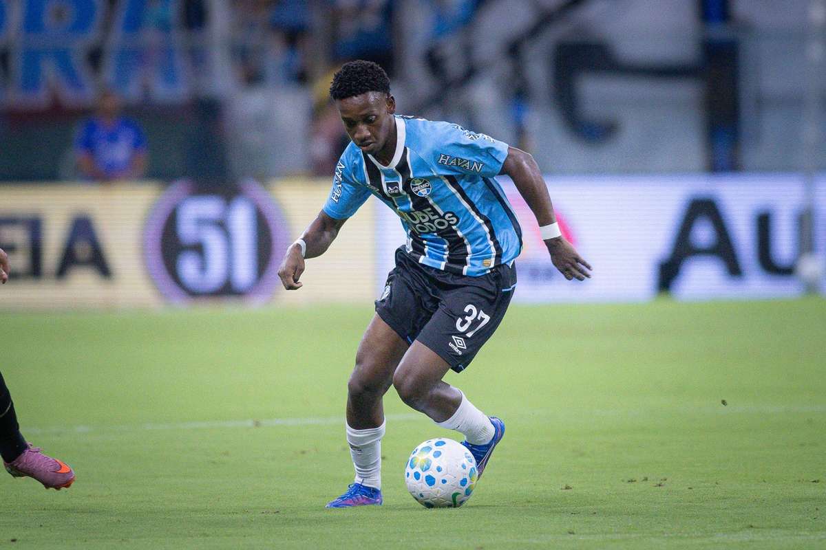 Sporting figura entre equipas interessadas em Gabriel Mec do Grêmio