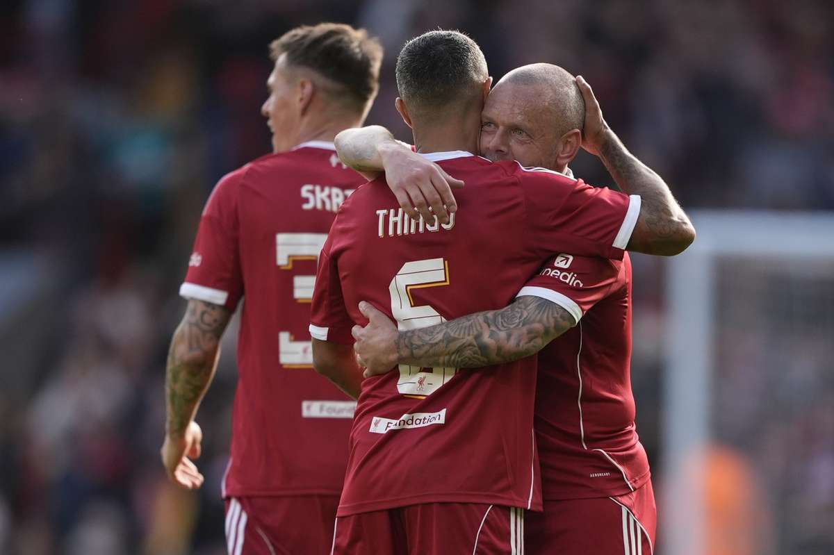 Thiago Alcântara emocionado com lágrimas no tributo a Diogo Jota durante evento de lendas