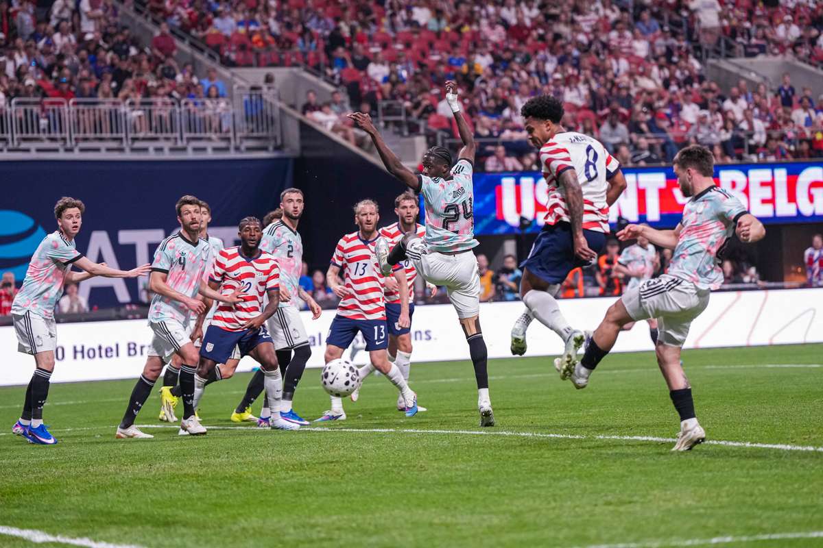 Uniformes das seleções dos EUA e da Bélgica provocam confusão e desconforto num jogo amistoso internacional