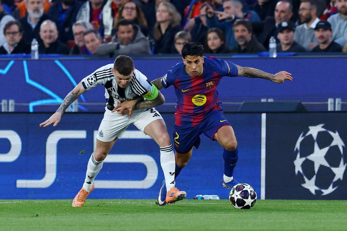 Mendes trabaja para que Cancelo se quede en el Barcelona