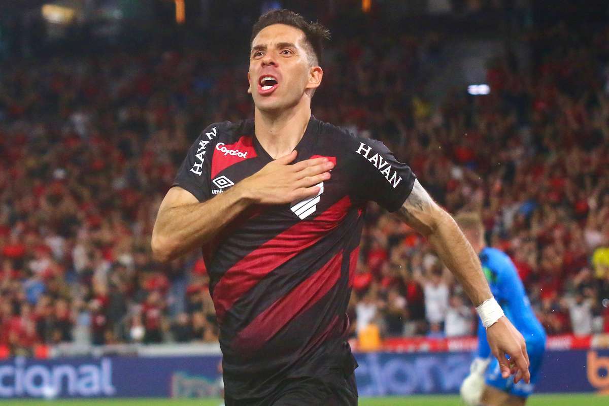 Athletico-PR derrota Botafogo por goleada em partida adiada e assume vice-liderança no Brasileirão