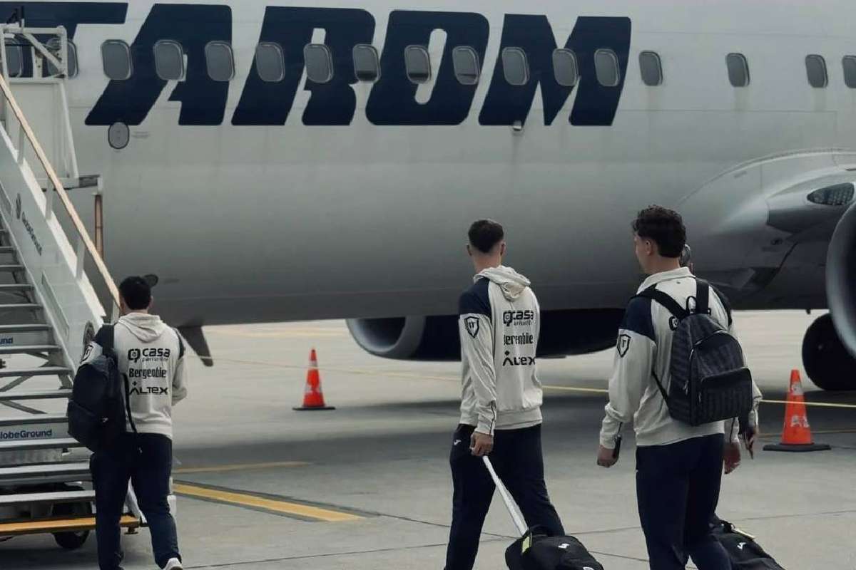 Léquipe roumaine atterrit à Bratislava sans son entraîneur, Lucescu insistait pour quitter lhospital et filer à laéroport