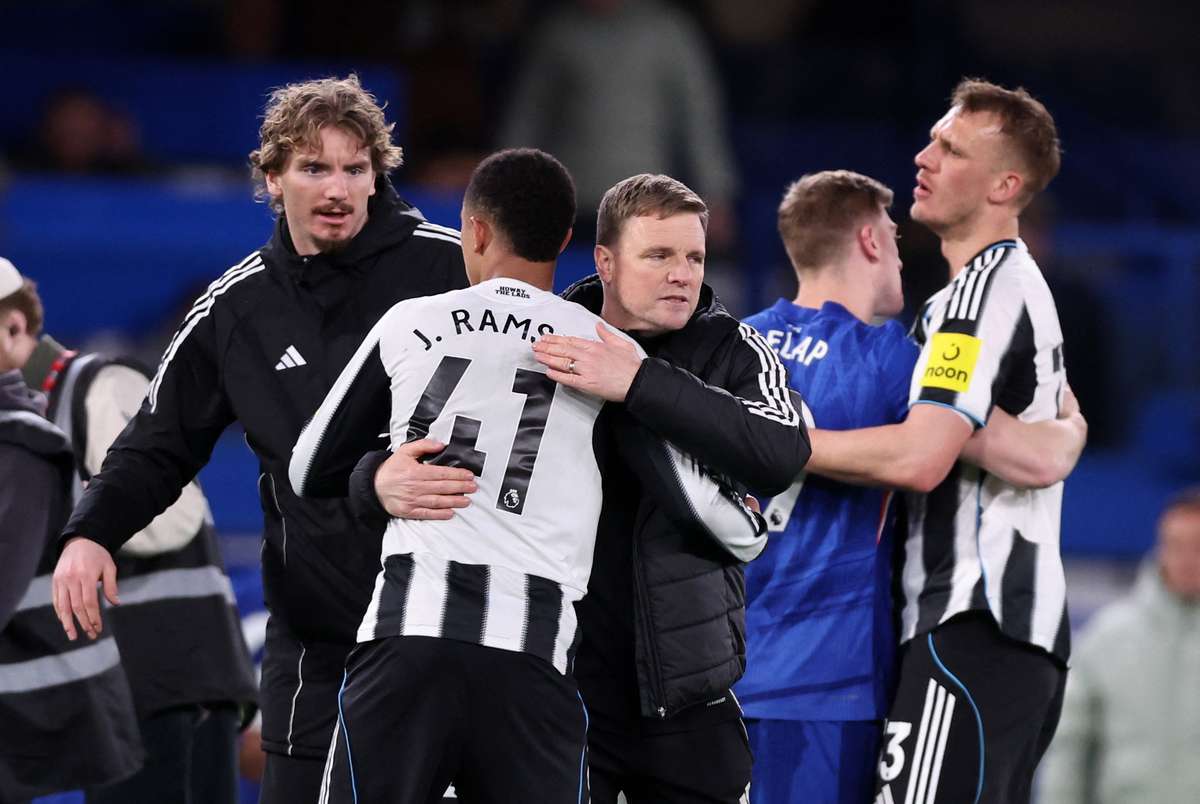 Newcastle descarta Mourinho e mantém apoio a Howe