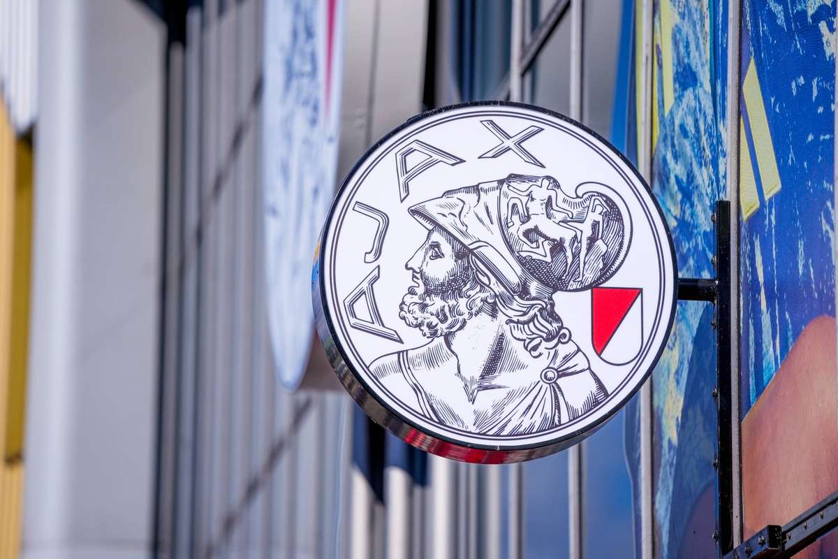 Eredivisie and Eerste Divisie teams outlaid 66 million euros in agent commissions for 2024/25, with Ajax taking one third