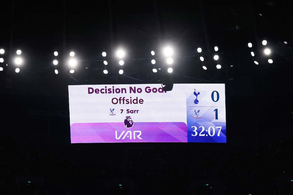 En Inglaterra buscan eliminar el VAR de los encuentros de la Premier League