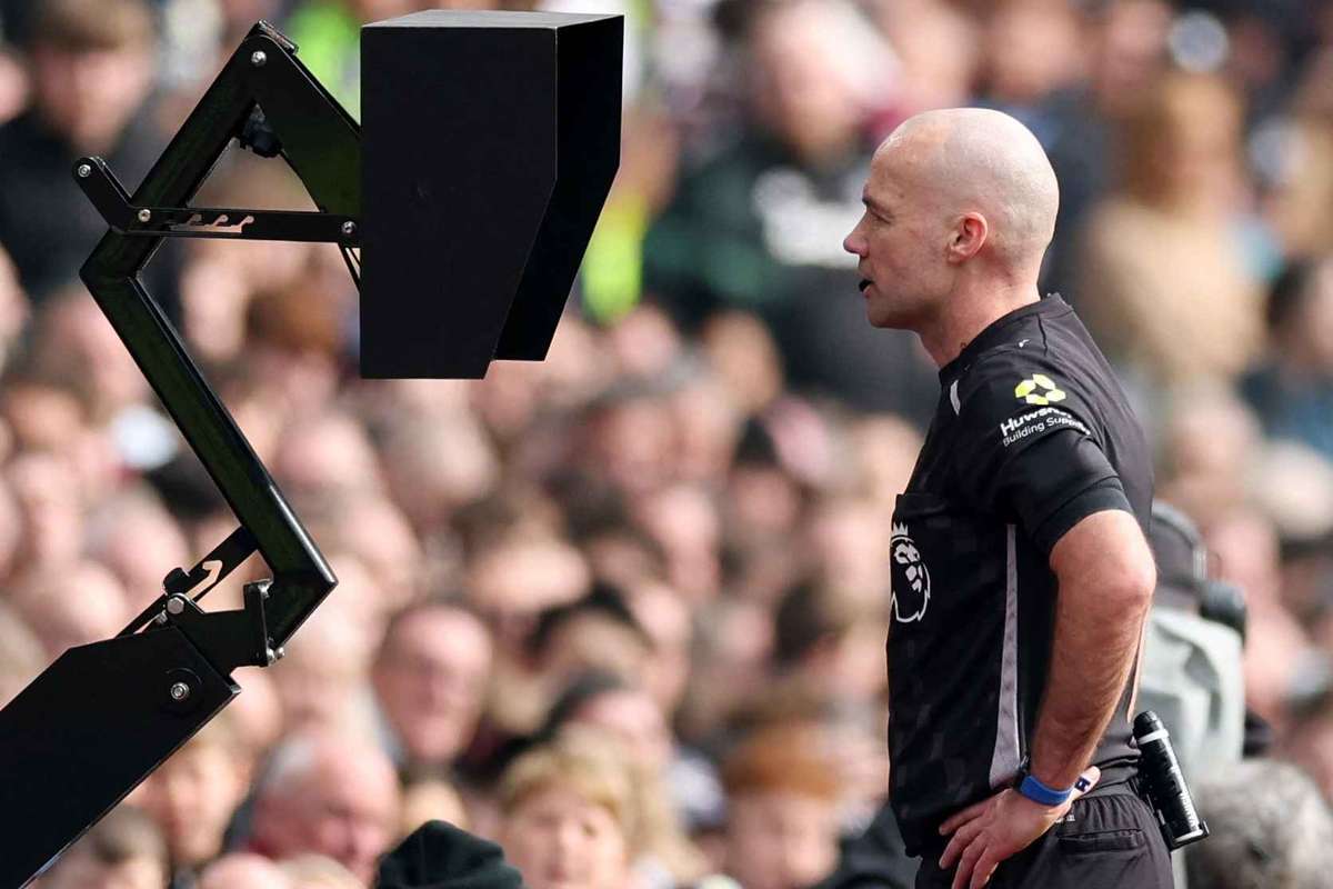 Pesquisa indica que 75 por cento dos adeptos da Premier League apoiam o fim do VAR