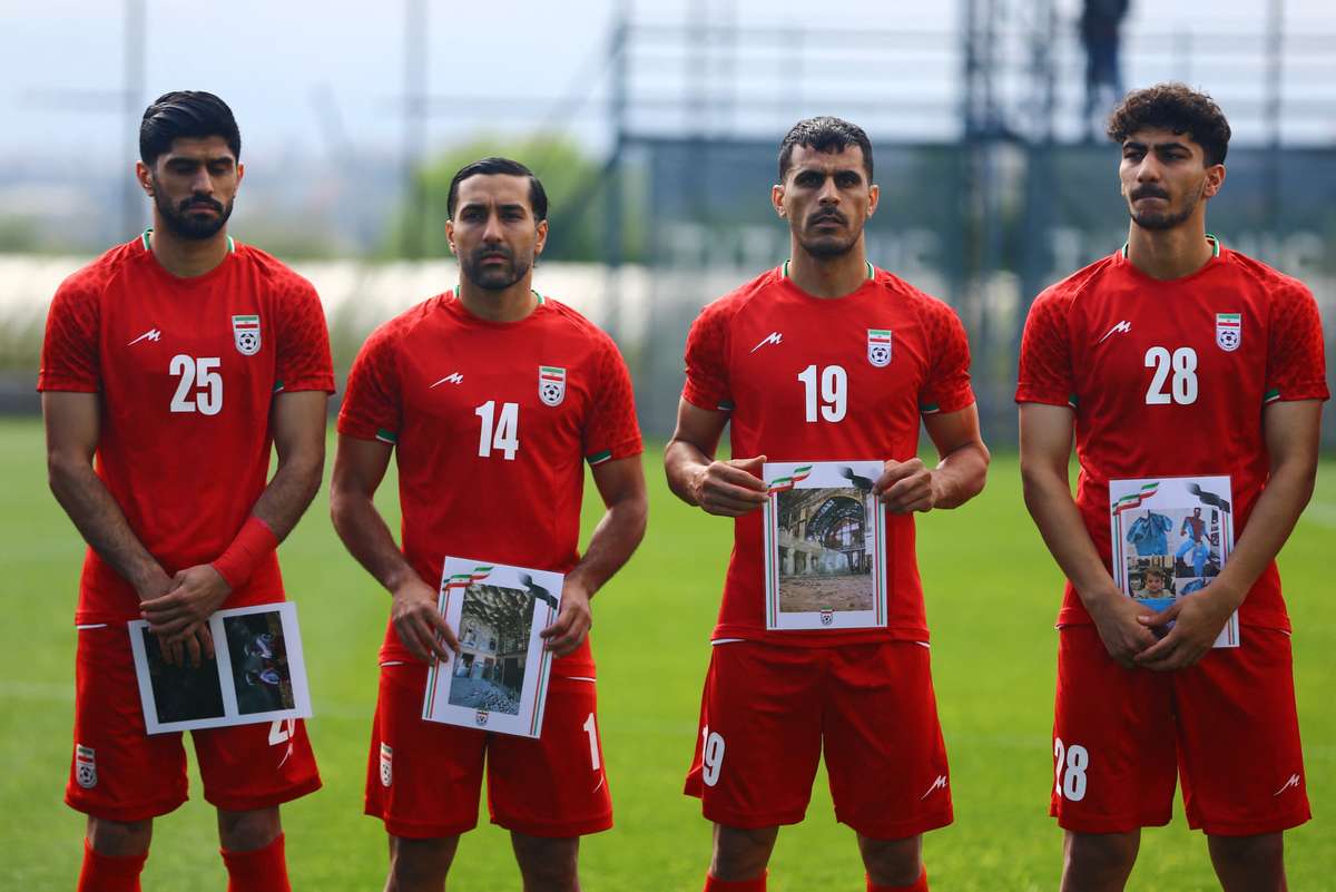 El equipo de Irán rinde tributo a menores fallecidos en la contienda previa a su amplio triunfo ante Costa Rica