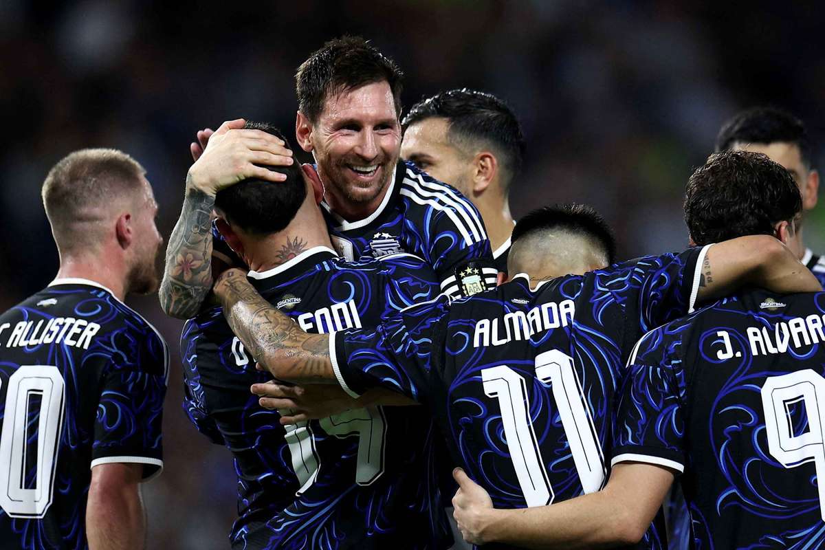 Argentina mejora su reputacion y vapulea a Zambia en el ultimo amistoso local (5-0)