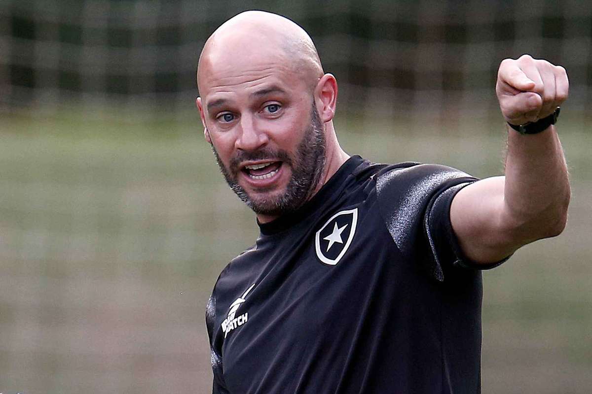 Botafogo avança com contratação de ex adjunto como novo treinador