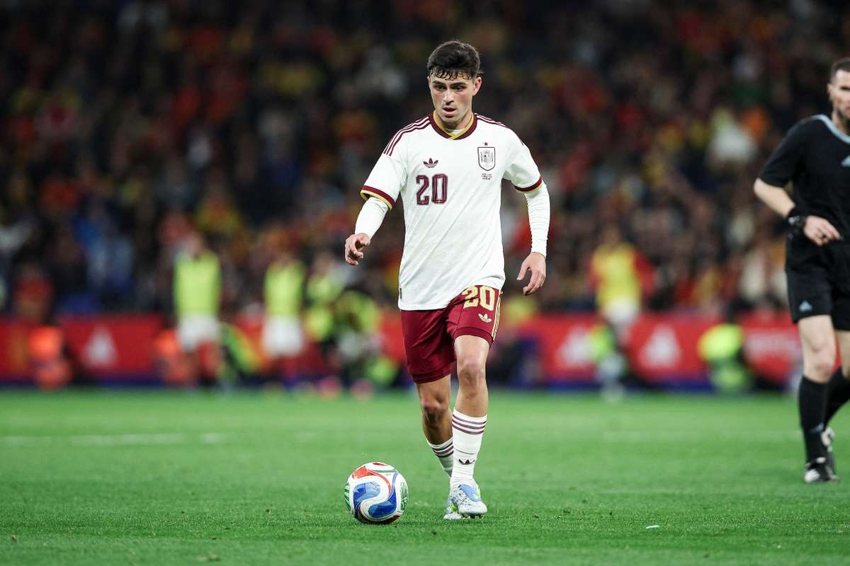 Pedri emula a Iniesta y conserva su conexión especial con los espectadores de Cornellá