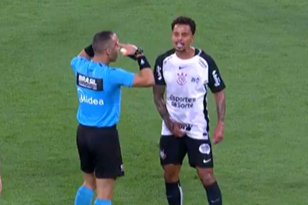 Allan recebe vermelho por gesto impróprio no duelo Fluminense contra Corinthians