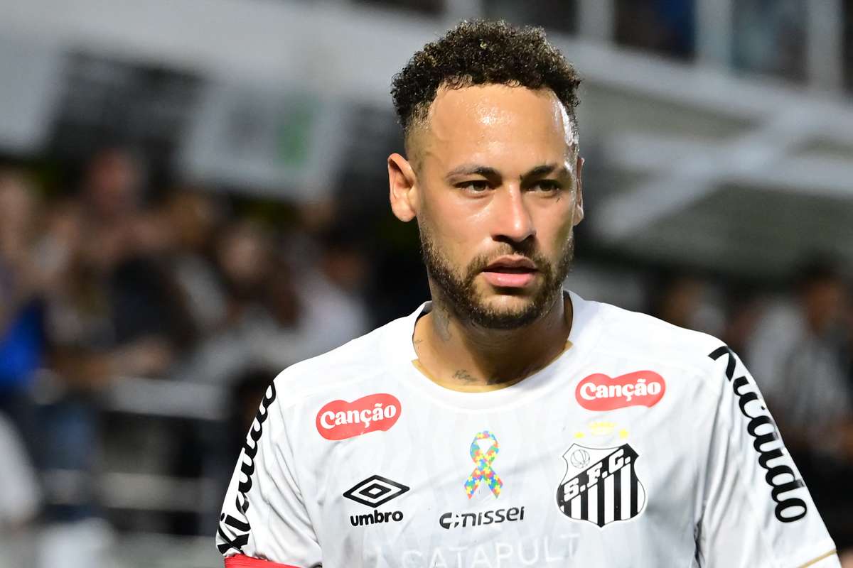 Neymar apanha terceiro cartao amarelo na vitoria do Santos e fica fora do jogo com Flamengo