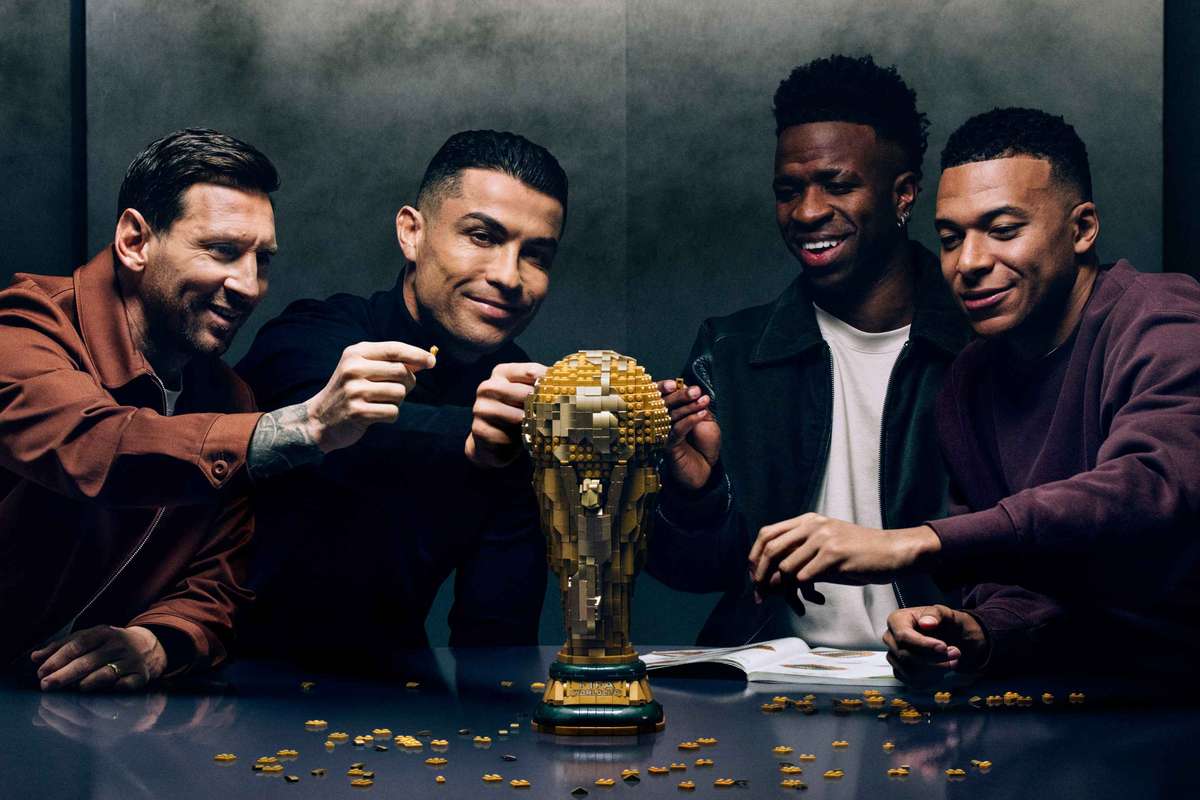 Cristiano Ronaldo, Lionel Messi, Vinicius Junior e Kylian Mbappe em campanha da LEGO para o Mundial de 2026