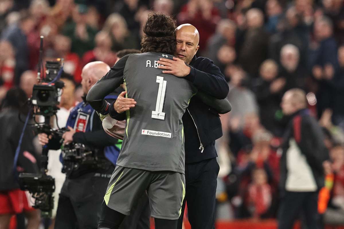 Alisson le gardien de Liverpool forfit probable face au PSG selon Slot