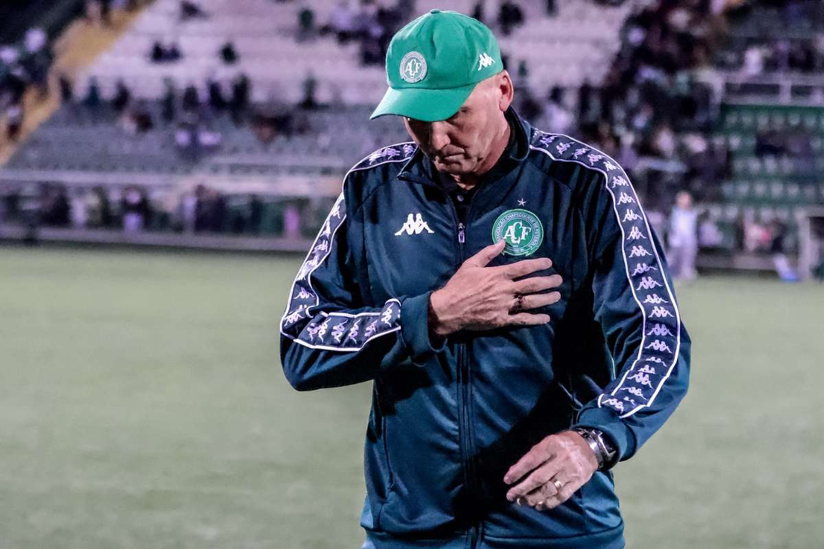 Chapecoense dispensa treinador após pesada derrota no Brasileirão