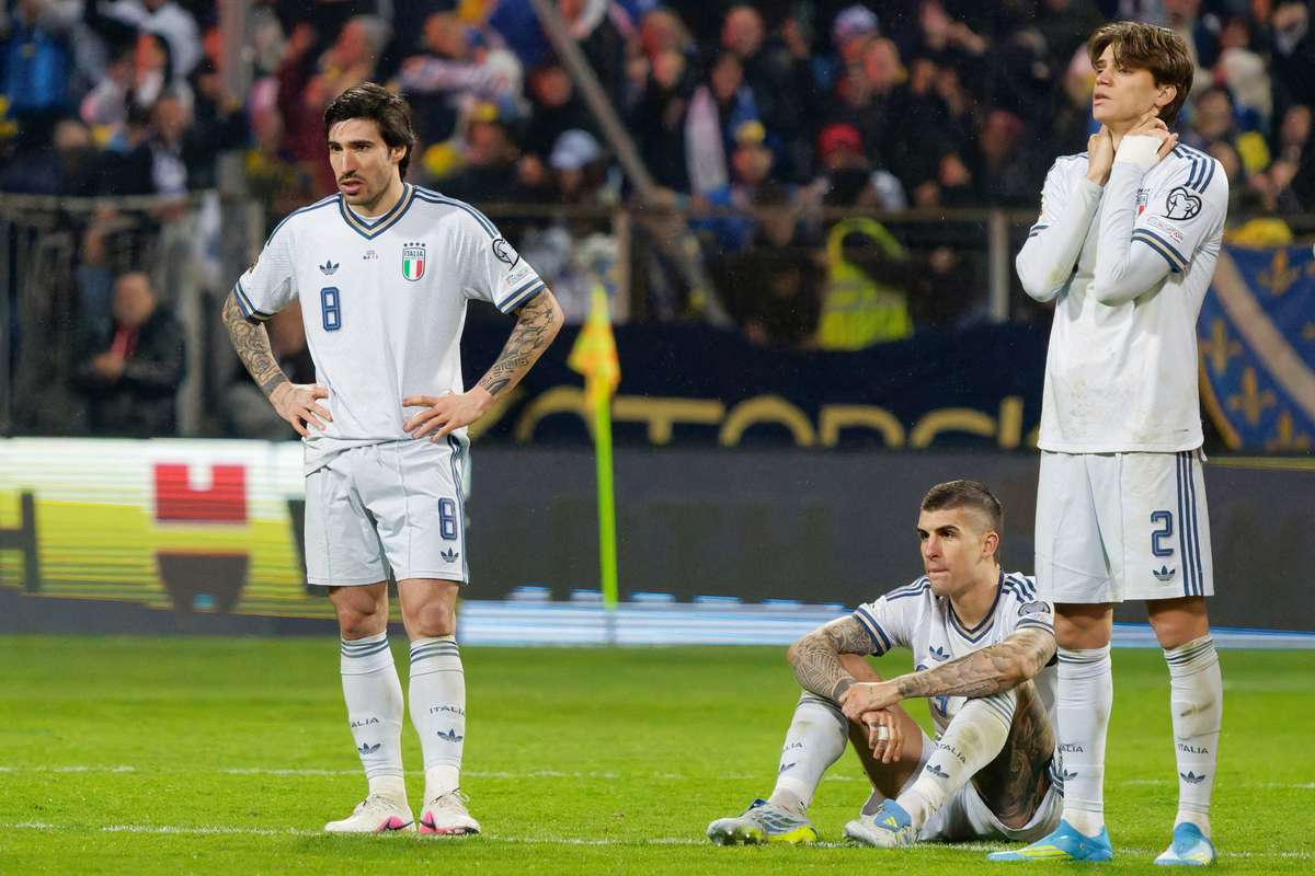 Jugadores italianos debatiendo un bono antes de intentar clasificar al Mundial