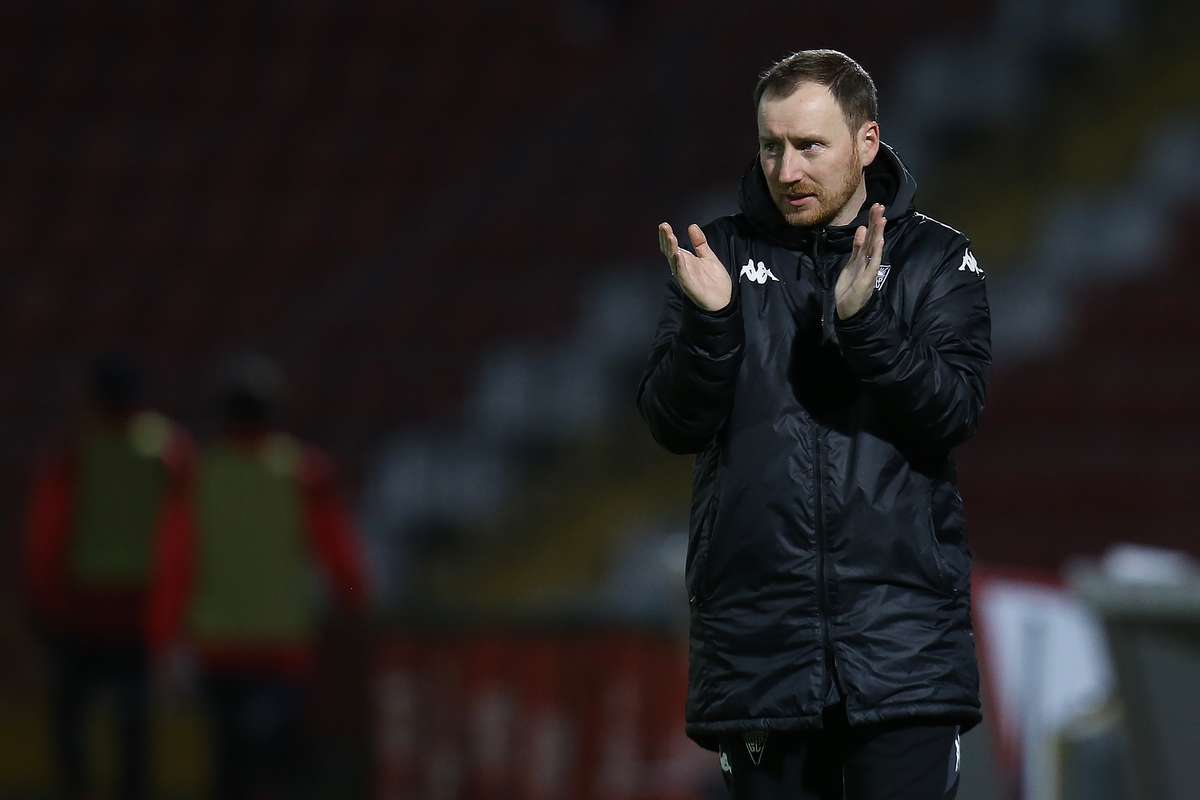 Ian Cathro do Estoril elogia o Arouca e prevê jogo com golos uma equipa com identidade