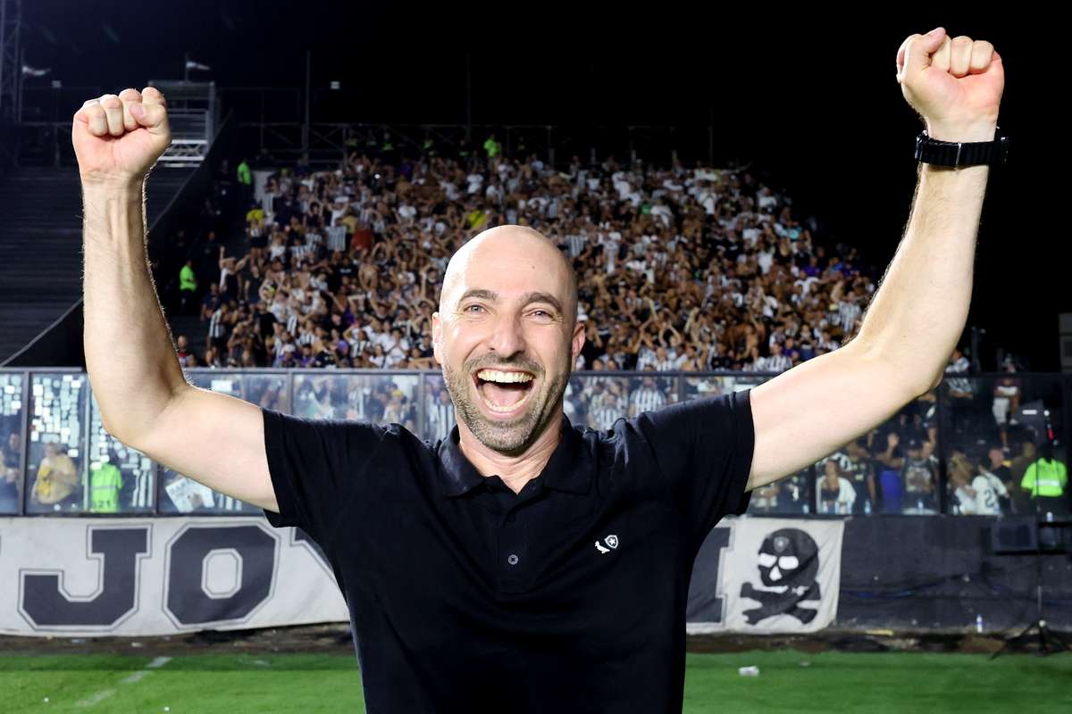 Bellão comove na despedida do Botafogo: 'Já fiquei sem emprego com a esposa grávida'