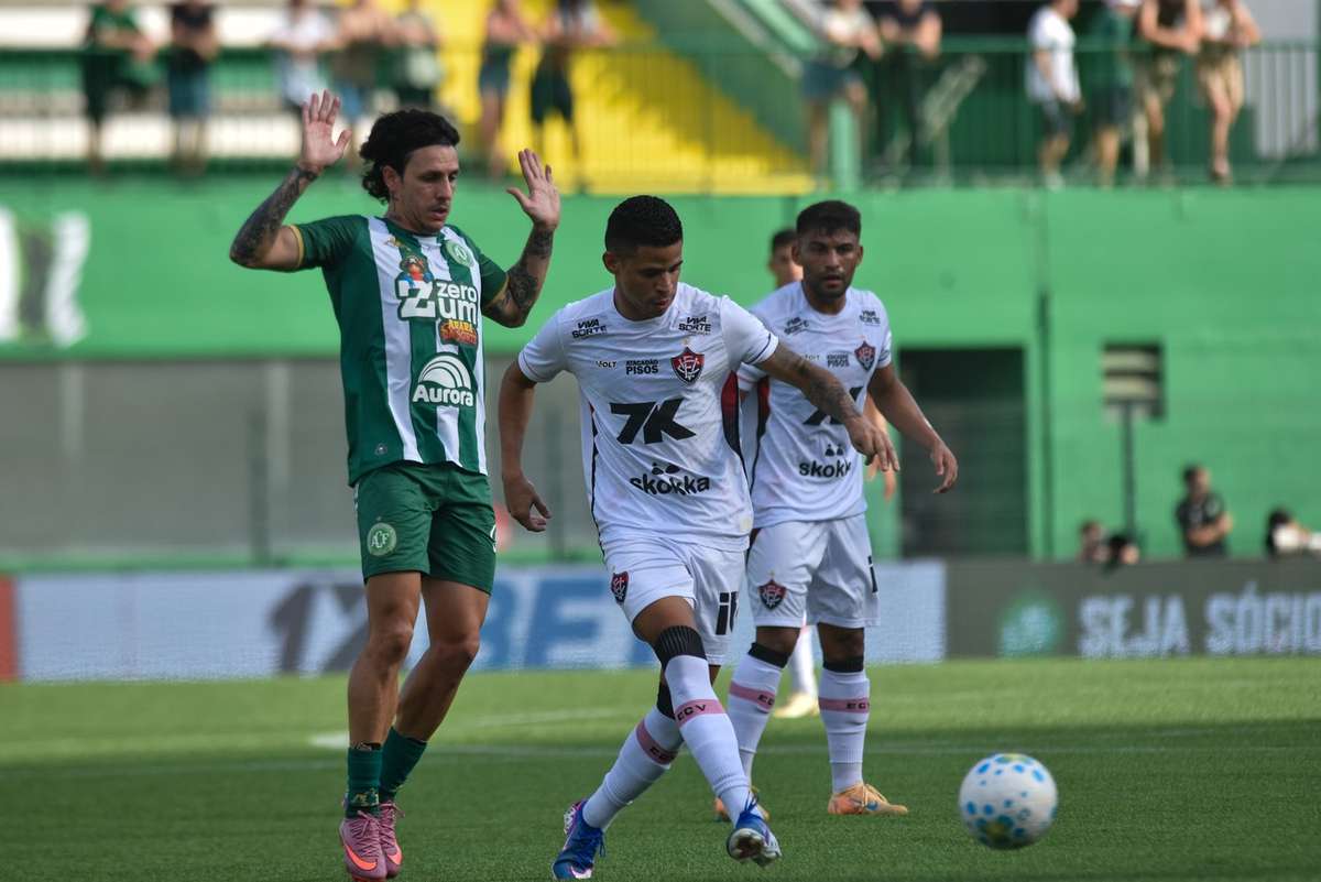 Vitória consegue empate no final e deixa Chapecoense na zona de despromoção do Brasileirão