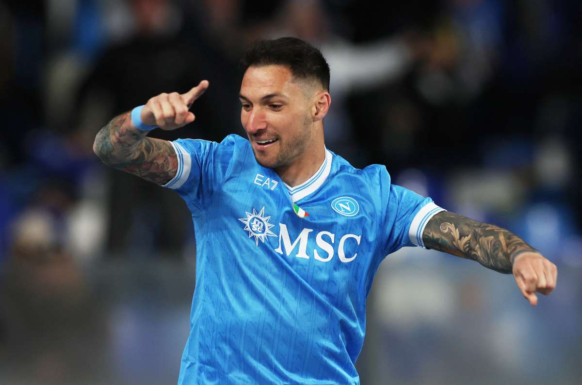 Napoli derrota Milan no duelo direto e ascende ao segundo lugar na Serie A