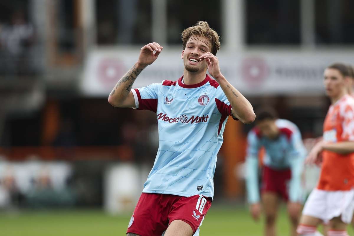 Luciano Valente sai de sessao de treino do Feyenoord por molestias na virilha