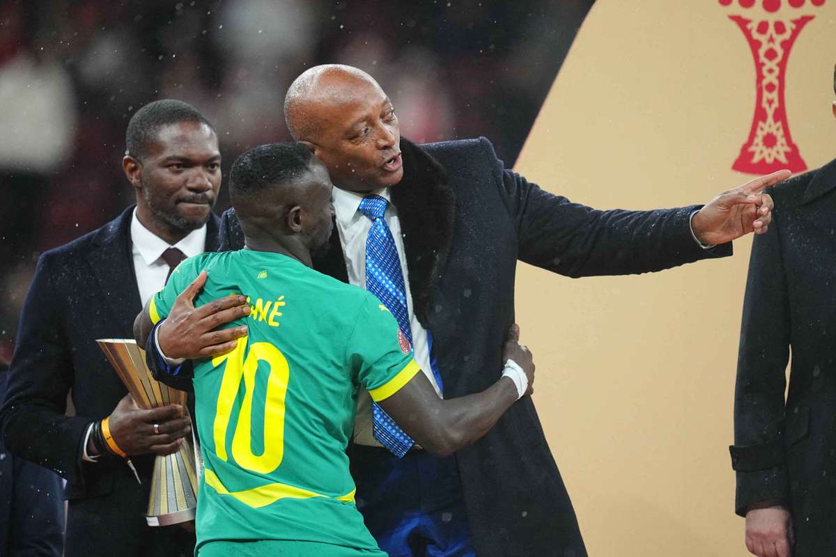 El presidente de la CAF llega a Dakar después de que se quitara la Copa África a Senegal