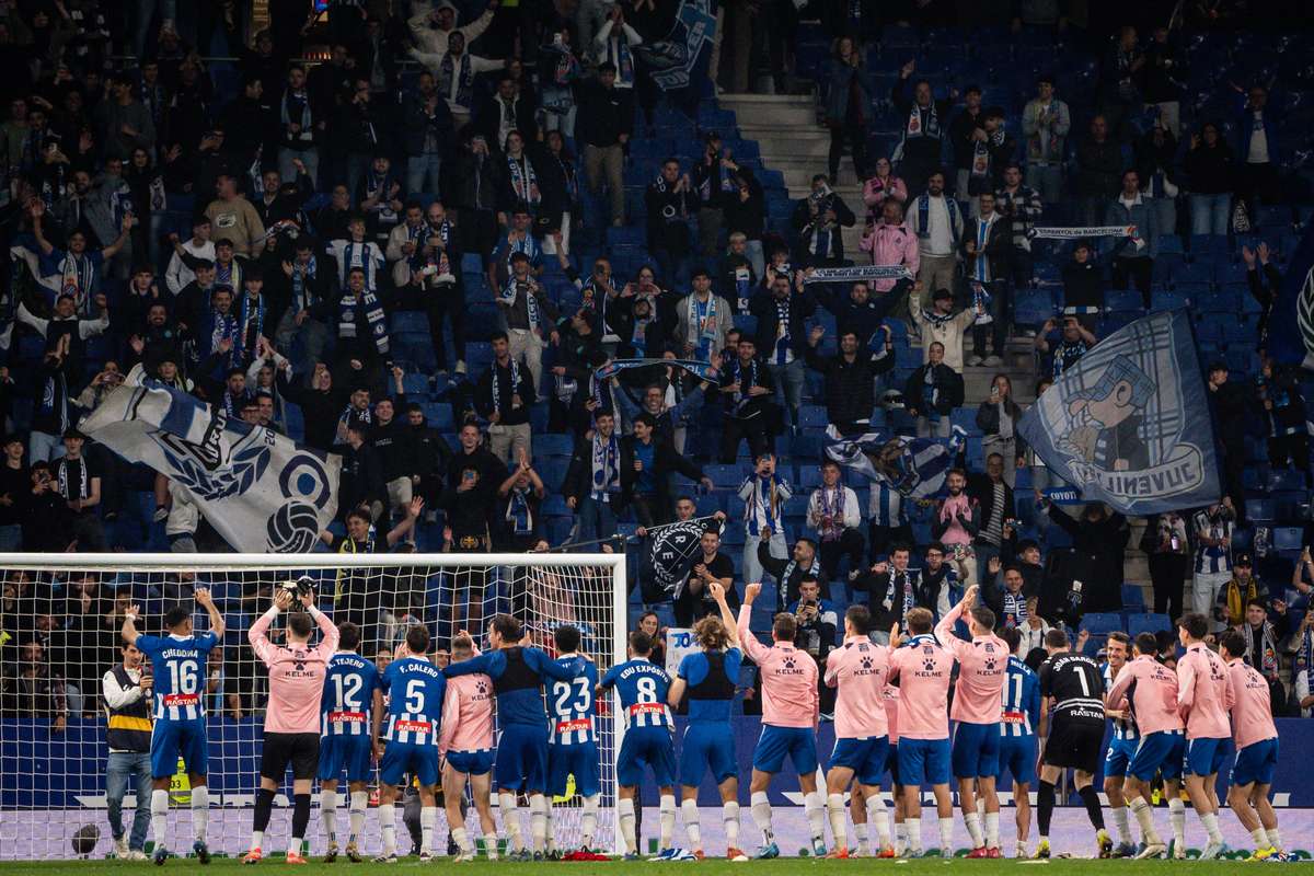El Espanyol aparta al abonado que lanzó un líquido al árbitro Díaz de Mera y a su ayudante