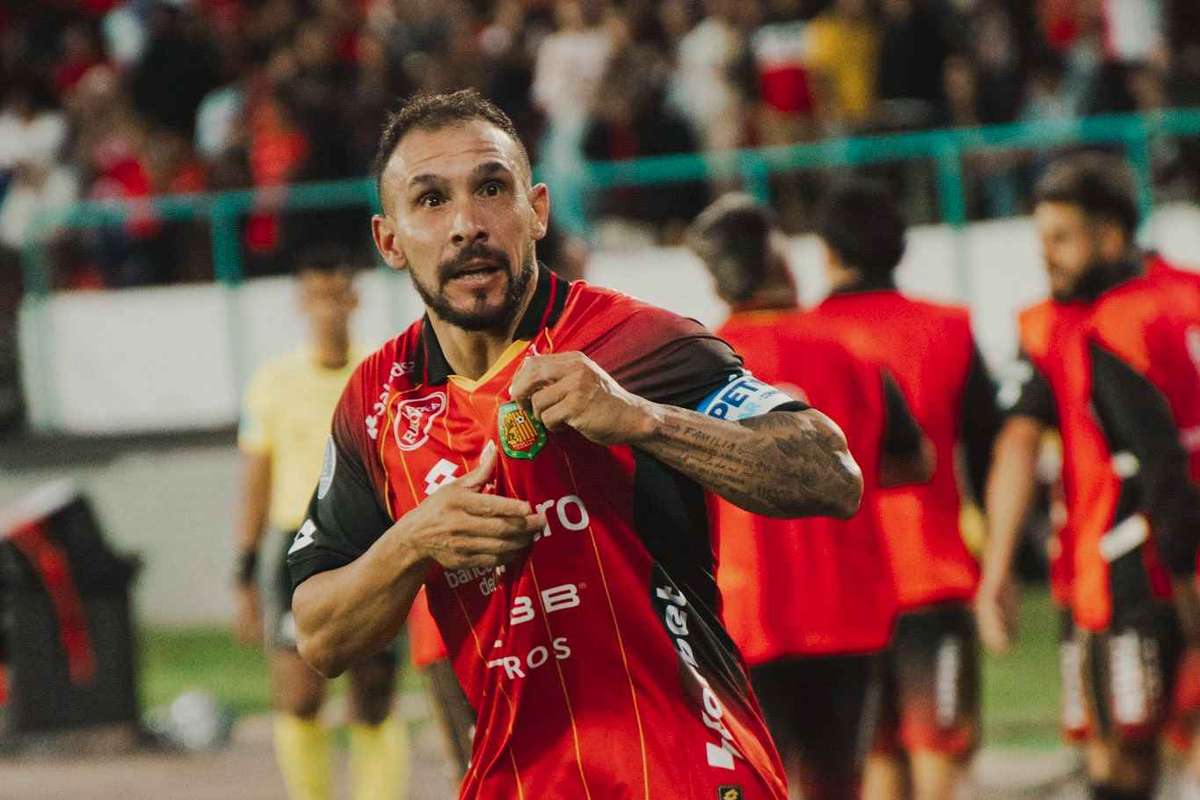 Santos sofre gol olímpico do Deportivo Cuenca e estreia com derrota na Sul-Americana