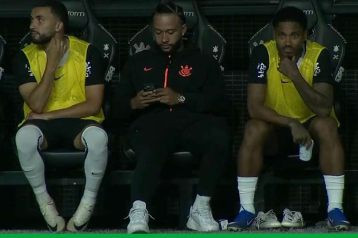 STJD alerta Memphis Depay pelo uso de telemóvel no banco de reservas e impede suspensão