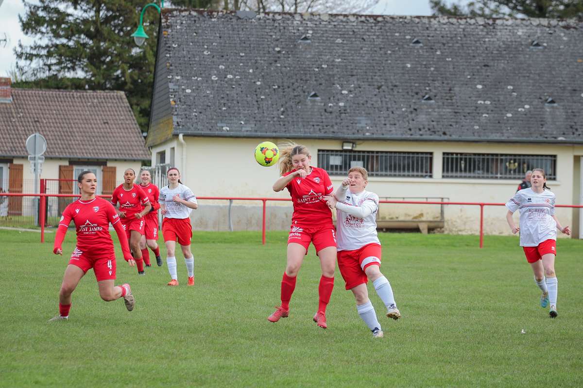 Un entraîneur d'équipe de foot féminin en garde à vue pour viols sur des mineures