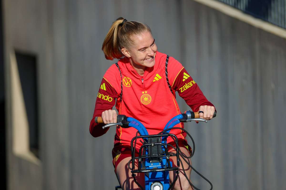 Selbst als Torwartin: Multitalent Minge ist für Duelle gegen Österreich gerüstet