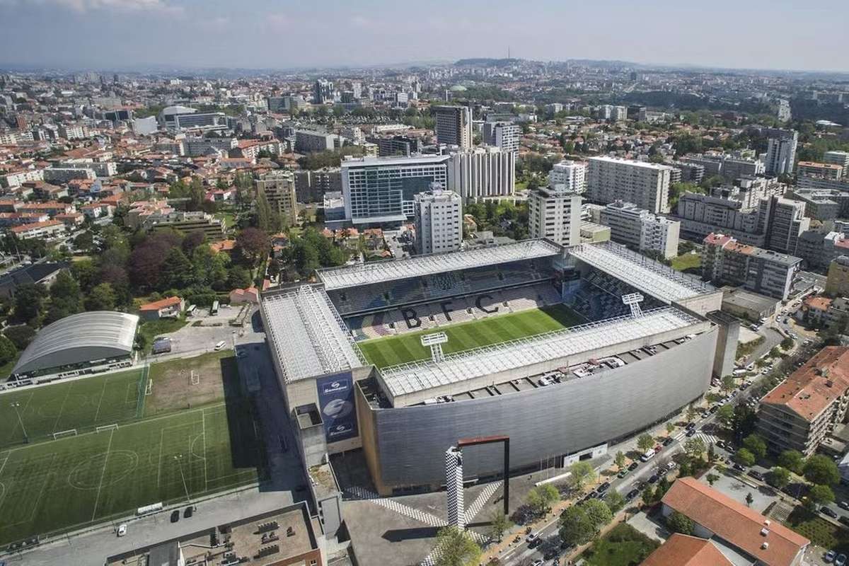 Venda de loja e 15 garagens no leilão de bens do Boavista