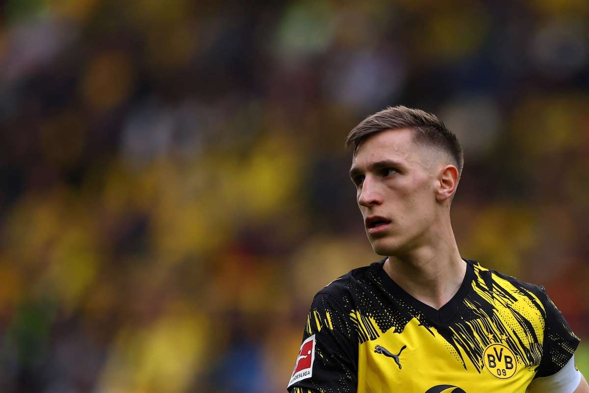 Elementos da equipa do Borussia Dortmund condenam assobios contra Schlotterbeck: "É um absurdo"