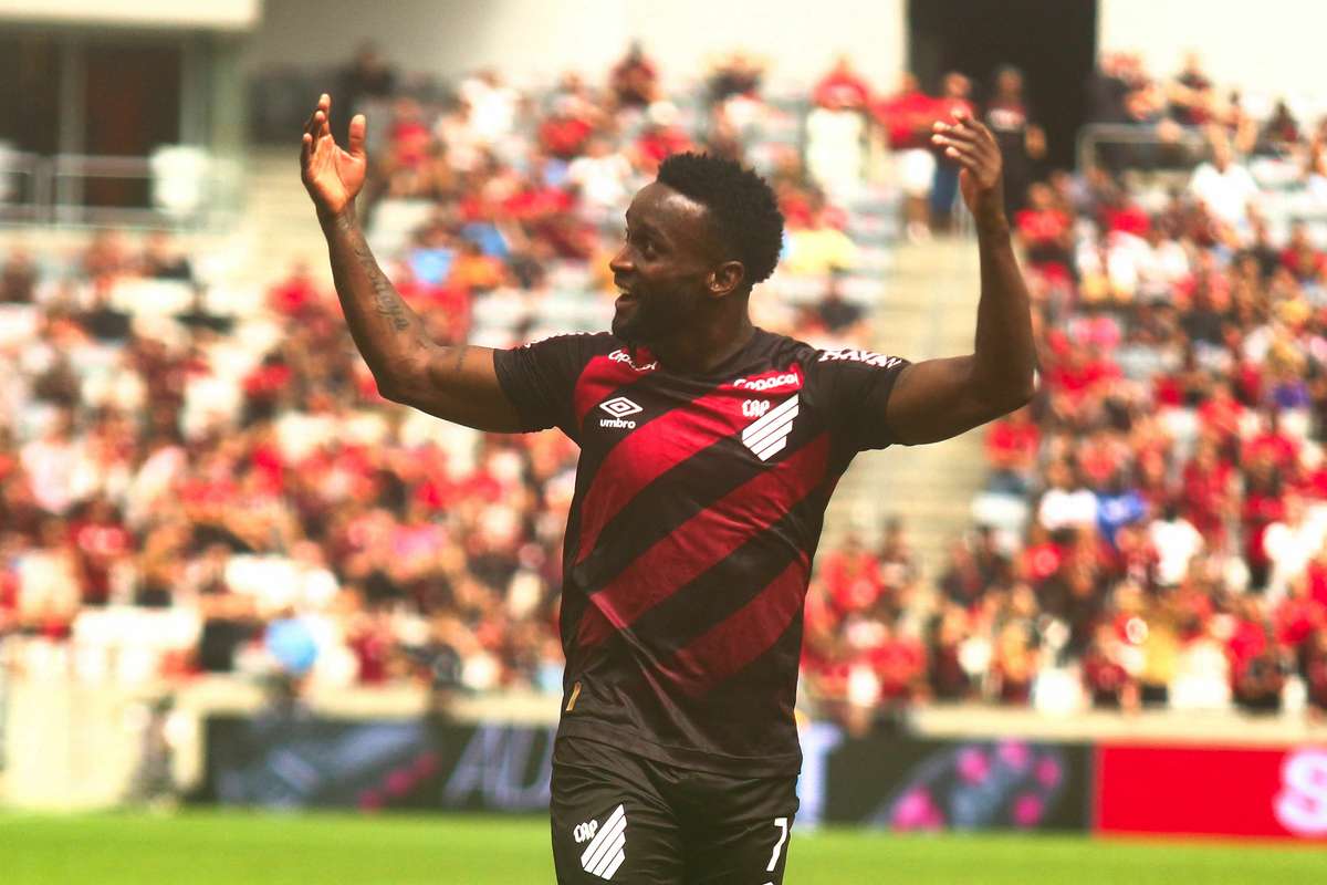 Athletico-PR controla Chapecoense recupera forma no Brasileirao e acede ao G5