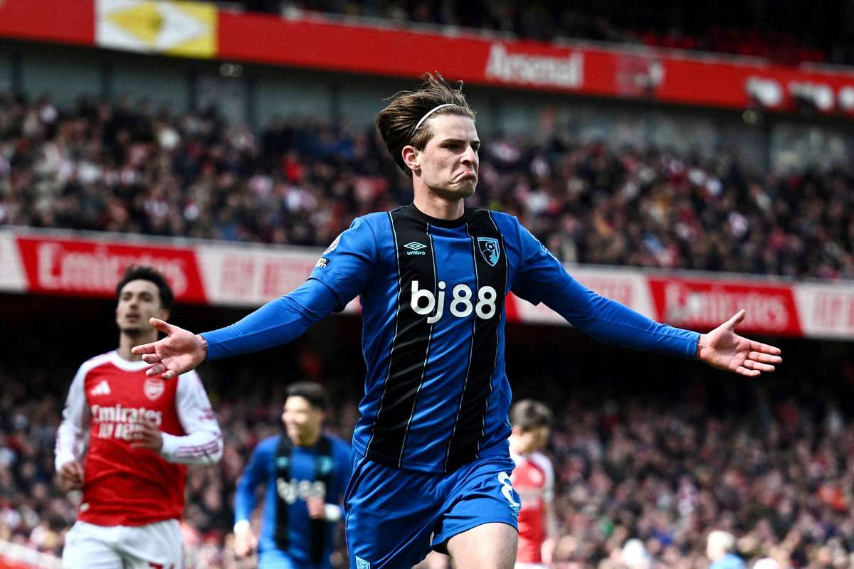 Alex Scott e o triunfo diante do Arsenal: 'Sabiamos que seria complicado ganhar pontos aqui'