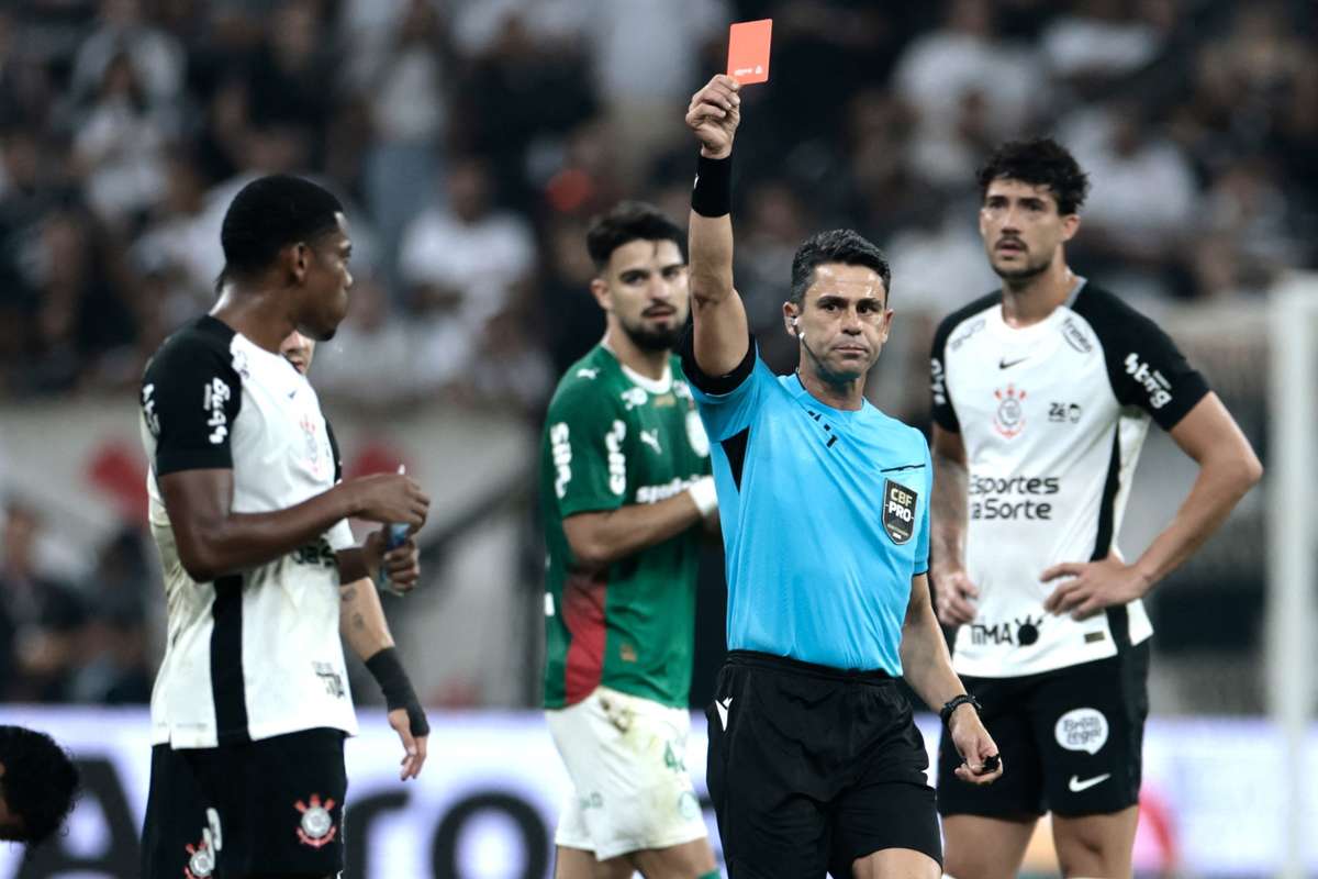 Expulsão de André do Corinthians por gesto impróprio no dérbi frente ao Palmeiras
