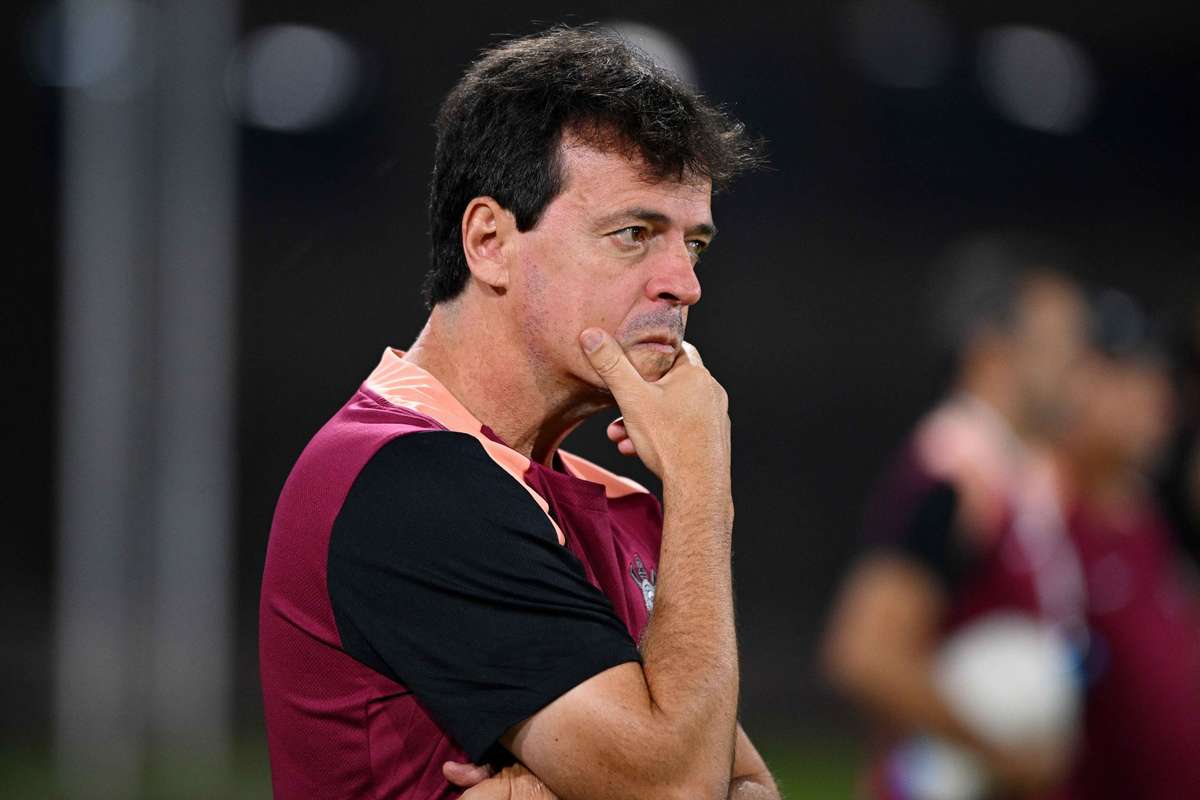 Corinthians "merece os parabéns", afirma Diniz depois do empate caseiro frente ao Palmeiras