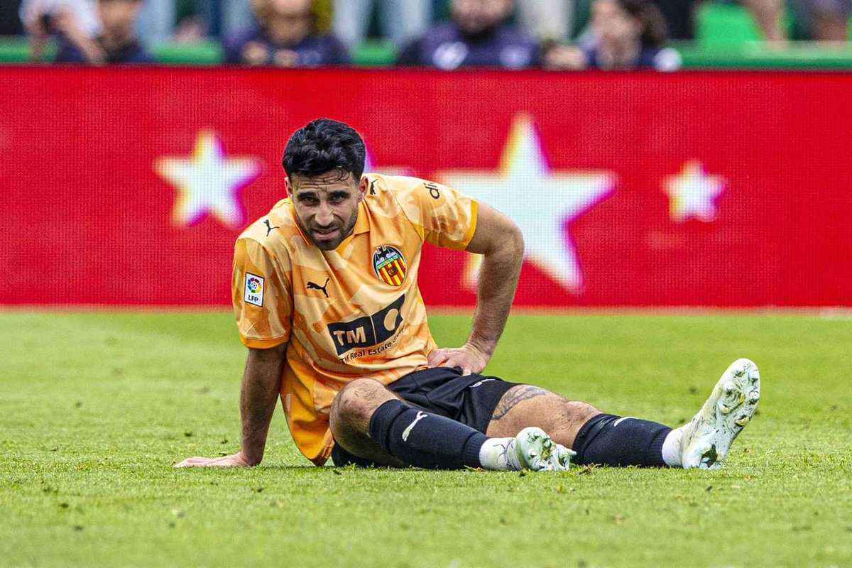 Cömert recae en una lesión abdominal y genera inquietud en el Valencia