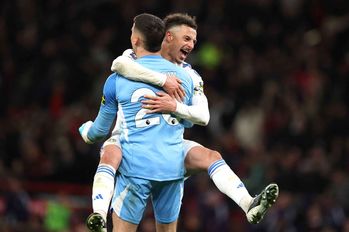 Fantastische Vorstellung Leeds jubelt ueber Sieg im Old Trafford nach Jahrzehnten